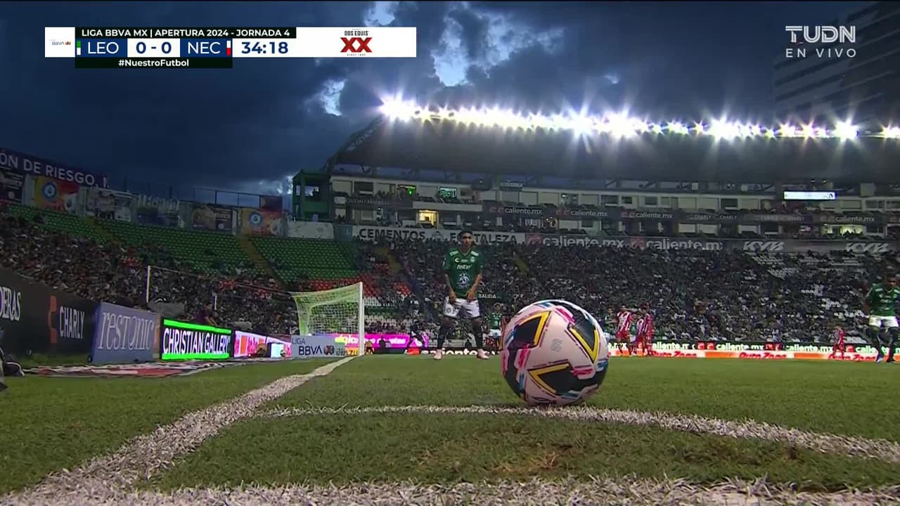 ¡GOL!  anota para Necaxa. Fernando Arce