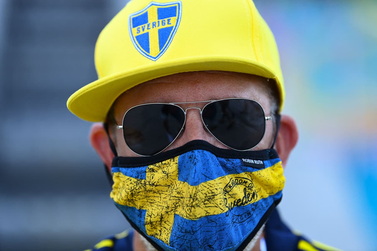 Con banderas, pelucas, anteojos y caras muy coloridas, así se vive la pasión en las tribunas previo a los choques de España-Eslovenia y Suecia-Polonia.