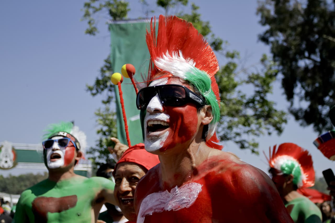 La alegría mexicana se tomó los alrededores del estadio Rose Bowl en la previa del partido de despedida en Estados Unidos contra Gales, con miras a definir el grupo de 23 jugadores para el Rusia 2018.