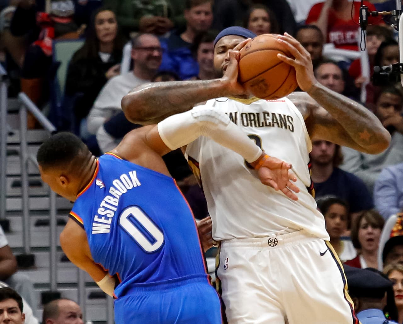 Cousins es expulsado por codazo a Westbrook pero Pelicans remontan y ganan