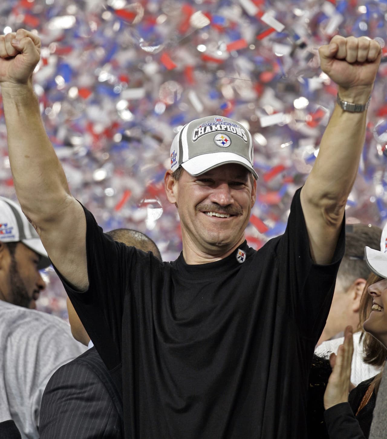 Por fin Bill Cowher podía levantar los brazos como coach campeón del Super Bowl, su primero y único. Exactamente 10 años antes le tocó la derrota de los Steelers ante los Dallas Cowboys en el Super Bowl XXX, ahora estaba feliz por darle a los Steelers su quinto Trofeo Vince Lombardi.
