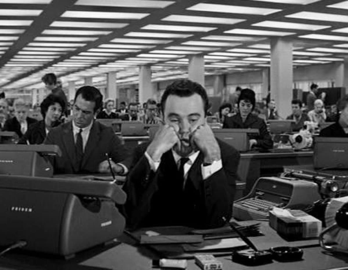 Tiene la esperanza de que estos favores le sirvan para mejorar su posición en la empresa. Pero la situación cambia cuando se enamora de una ascensorista (Shirley MacLaine) que resulta ser la amante de uno de los jefes que usan su apartamento (Fred MacMurray).