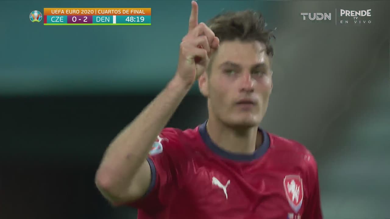 ¡Aparece el goleador! Schick remata perfecto para el 1-2