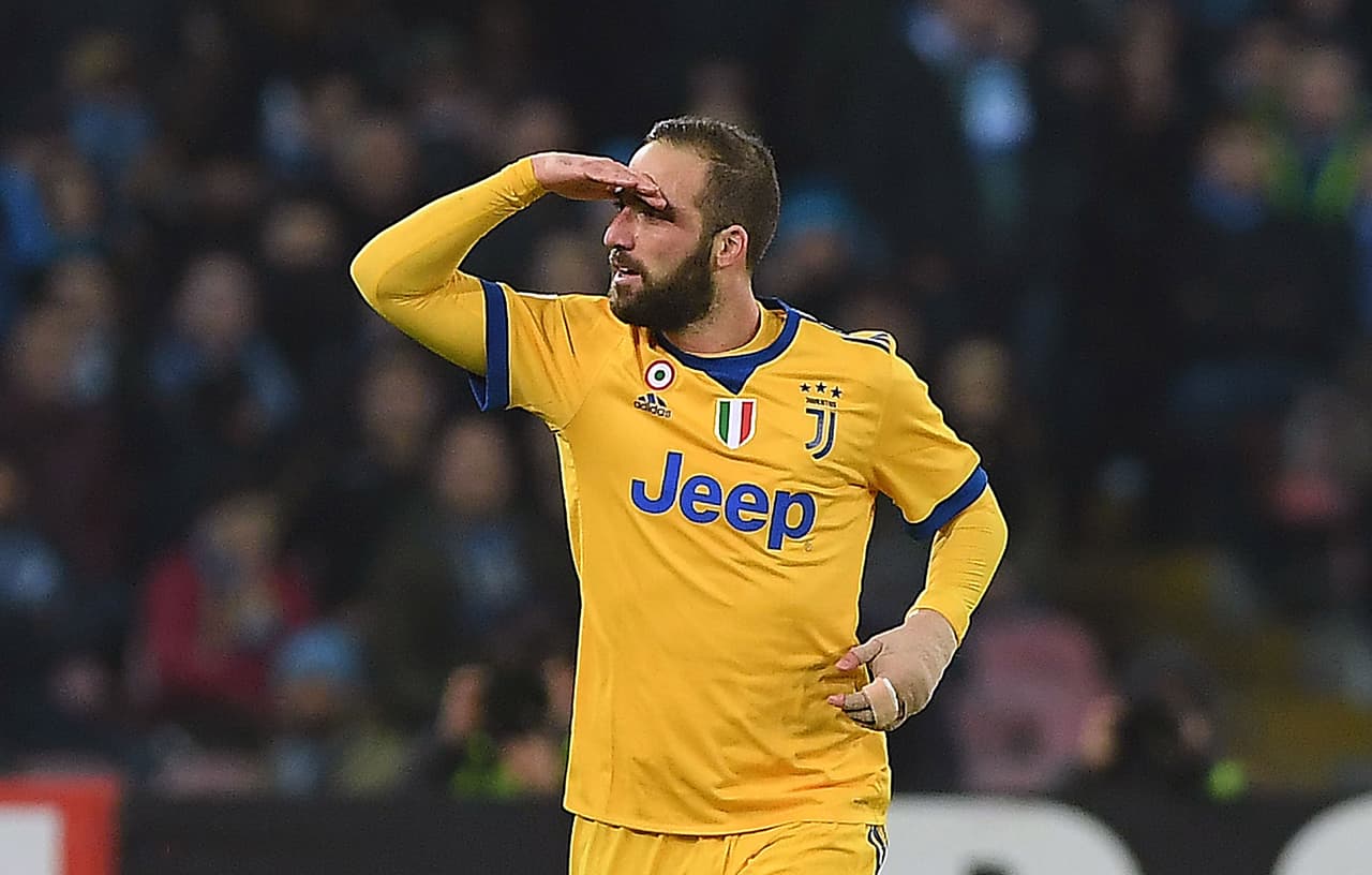 NAPLES, ITALY - DECEMBER 01: Gonzalo Higuain of Juventus celebrates after scoring the 0-1 goal during the Serie A match between SSC Napoli and Juventus at Stadio San Paolo on December 1, 2017 in Naples, Italy. (Photo by Francesco Pecoraro/Getty Images)