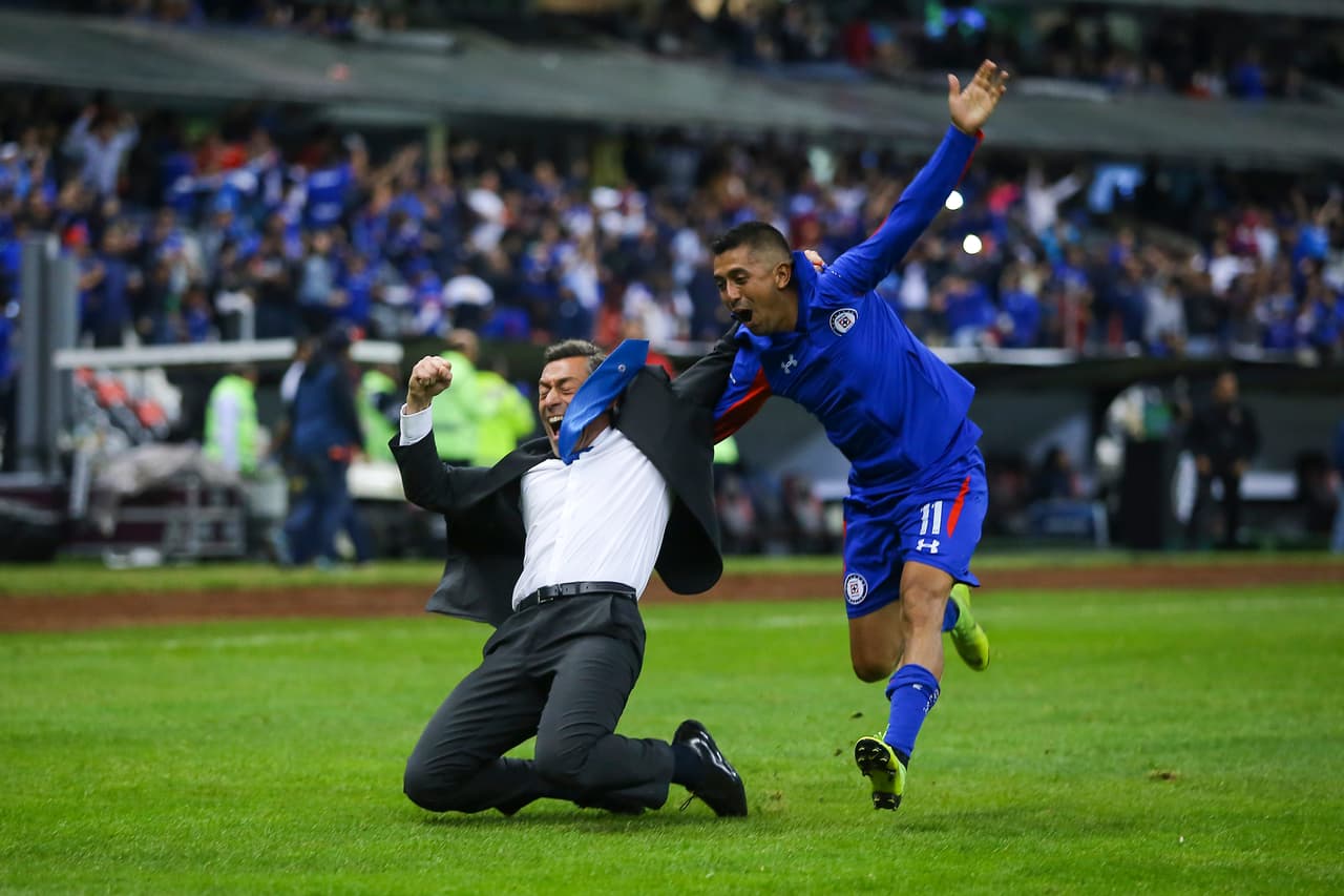 El portugués no dudó en deslizarse en el terreno de juego del 'Coloso' de Santa Úrsula a pesar de su elegante vestimenta.