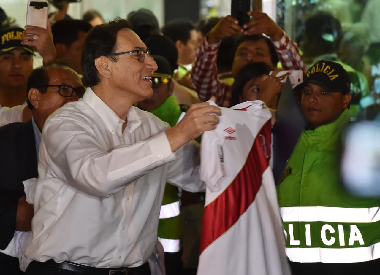 Martín Vizcarra, presidente de Perú, es un amante del fútbol, más no ha confesado el equipo de sus amores. Aún así, se le vio en el estadio Nacional en un partido Alianza Lima contra Sporting Cristal.
