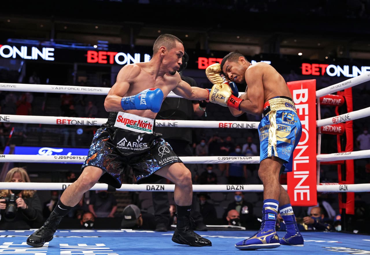 Los jueces otorgaron las tarjetas 115-113 para Román, 117-111 para Estrada y 113-115 para el mexicano, otorgándole así la victoria al Juan Francisco Estrada por decisión dividida y coronarse campeón unificado CMB, The Ring y AMB supermosca.