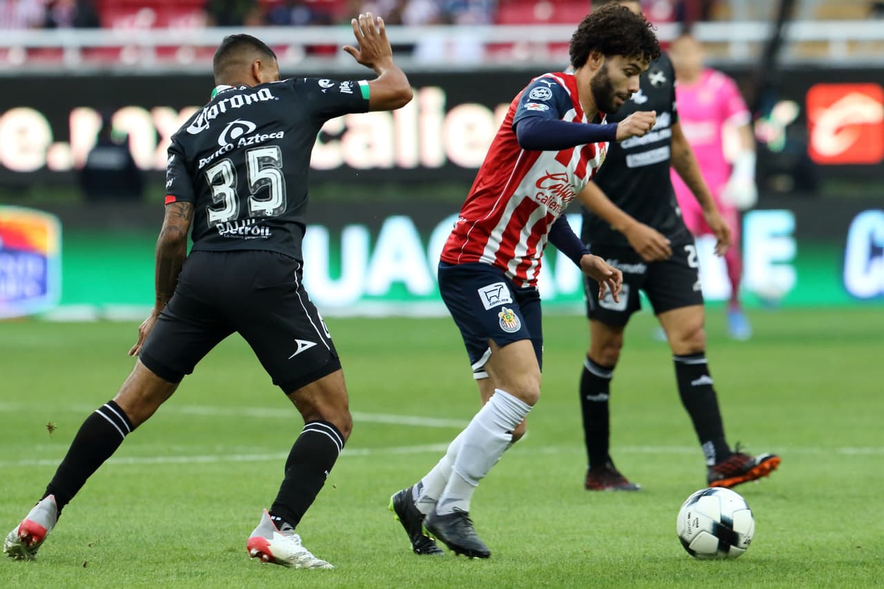 Chivas derrotan con autoridad al Mazatlán en un encuentro en el que hicieron tres goles en cinco minutos.