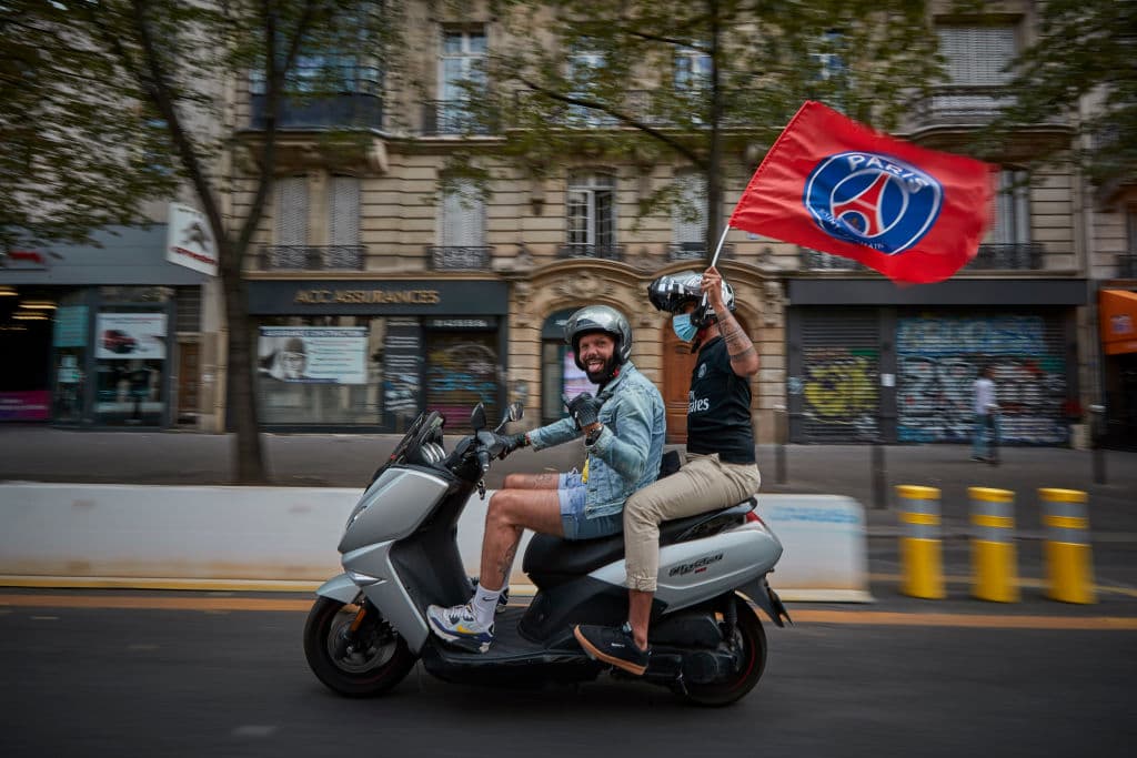 Entre cantos y marchas, los aficionados se dieron cita en las afueras del Estadio Parc de Princes para apoyar a su equipo durante la final de la Champions League.