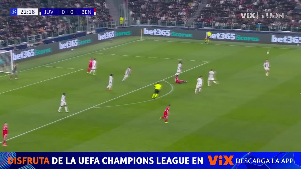 ¡Se salva la Juve con una doble atajada en el área!