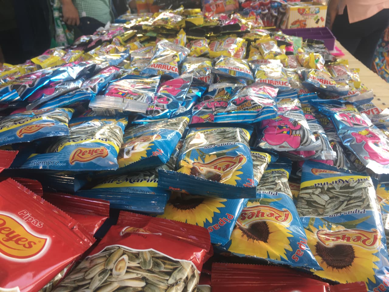 Las semillas de girasol son conocidas como "pipas" en España, y son lo más común para consumir en un estadio de fútbol.