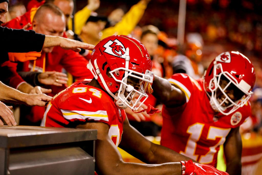 Restando 1:55 en el primer medio los Chiefs ampliaron su ventaja. Un pase de anotación de Mahomes a Demetrius Harris de 17 yardas puso 21-7 adelante a Kansas City.