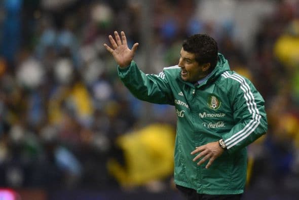 Su hermano es el actual presidente de las Chivas, Néstor de la Torre Menchaca, quién fue en el pasado Director de Selecciones Nacionales.