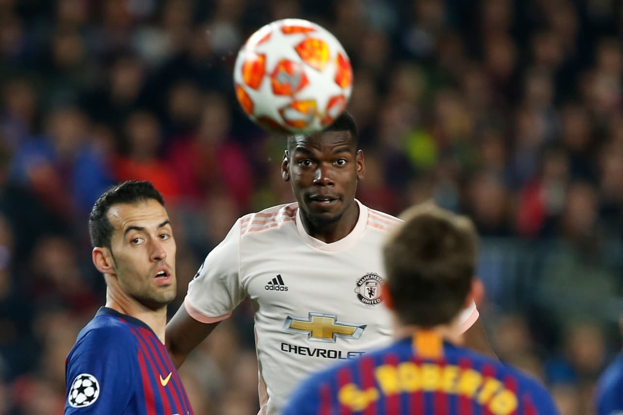 Paul Pogba empezó a buscar conectarse con sus compañeros para generar buena química en un escenario adverso y hostil, con un gol en contra y de visitante que ya llevaba en su favor el equipo español.