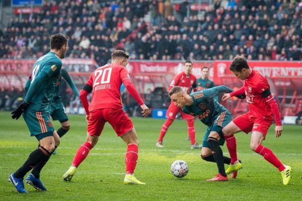 Noah Lang se estrena con titularidad en el Ajax y, con 20 años cumplidos, anota su primer hat-trick, un talento a seguir definitivamente. Twente sufre derrota 2-5 ante el Ajax y el mexicano Edson Álvarez no tuvo participación en este encuentro.