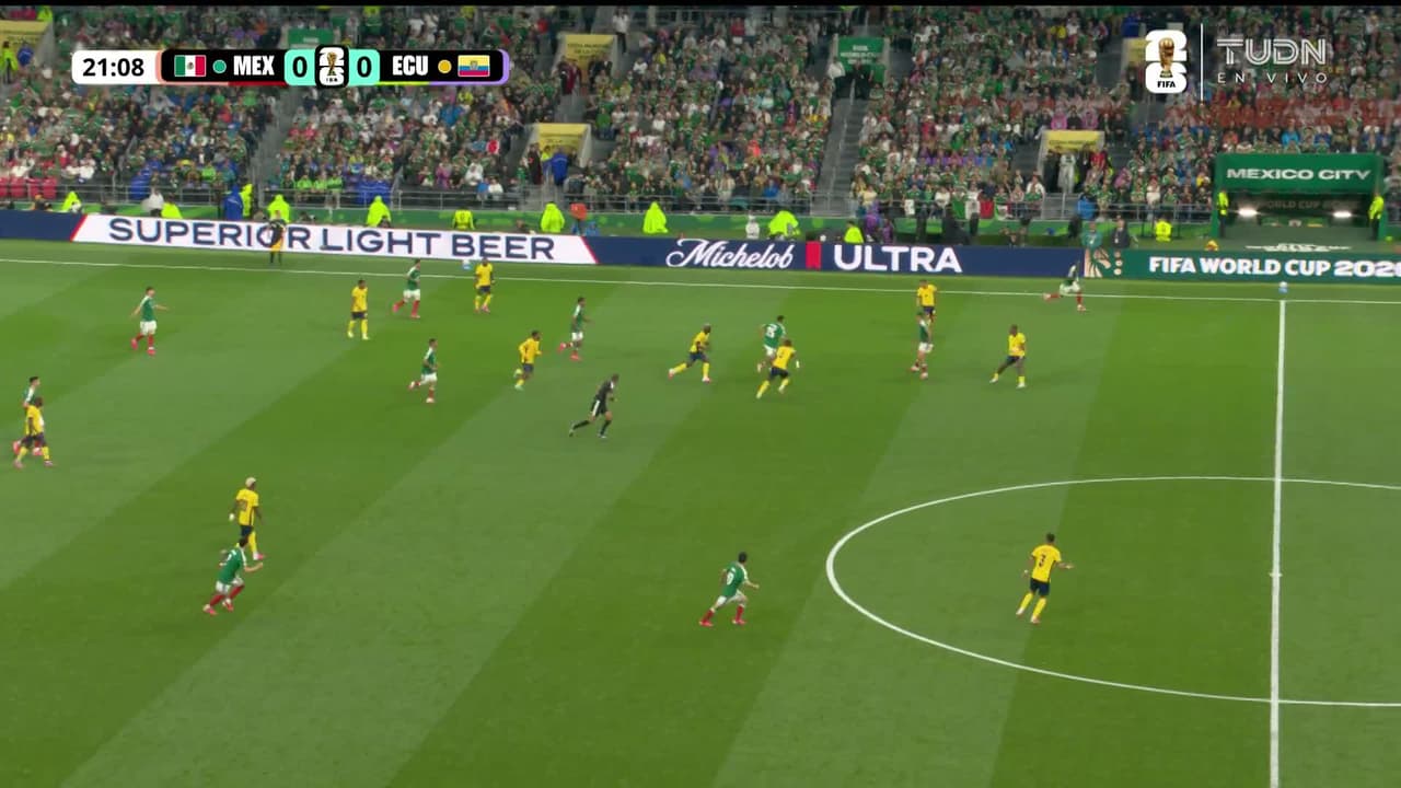 ¡GOL!  anota para México. Julián Quiñones