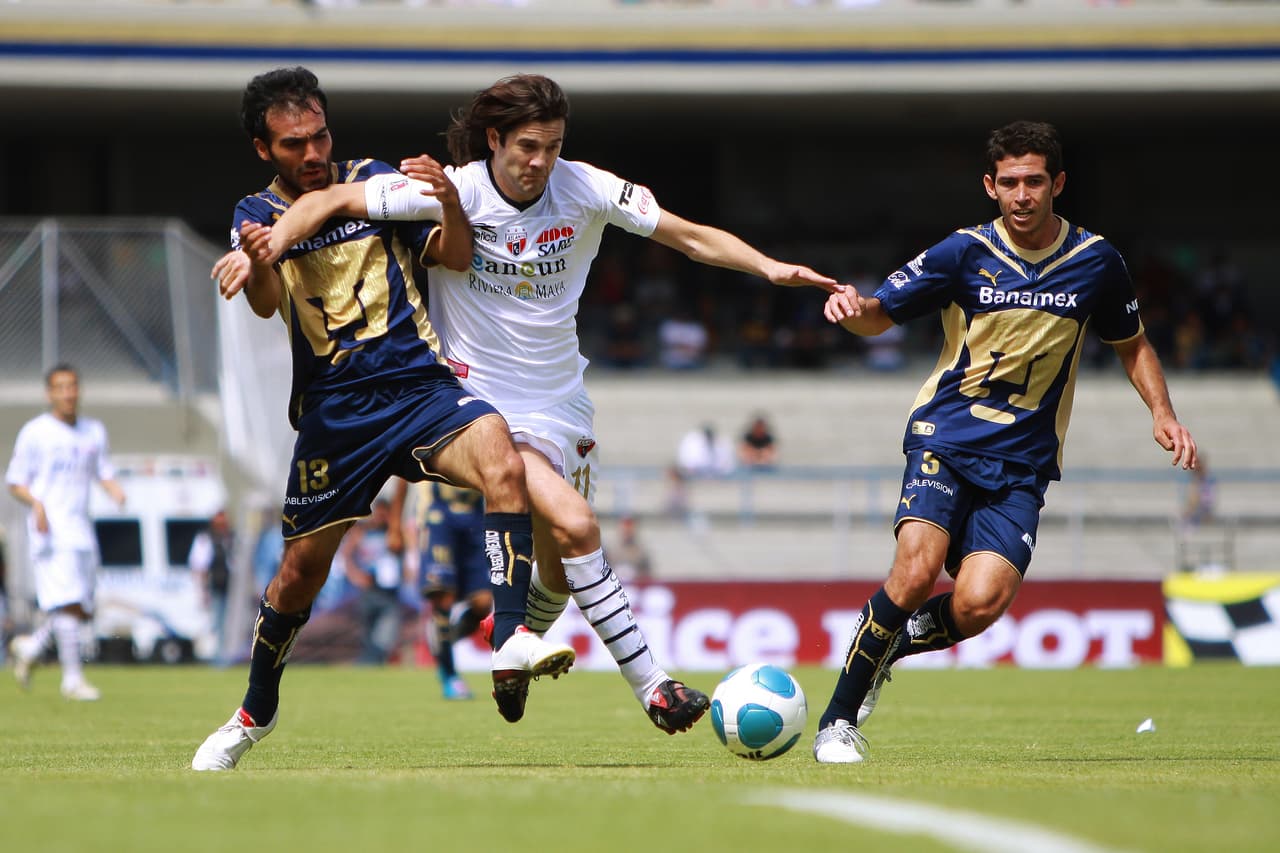 En el Apertura 2009 y el Clausura 2010 jugó 33 partidos para los Potros de Hierro del Atlante. También jugó el Mundial de Clubes de la FIFA vestido de azulgrana.