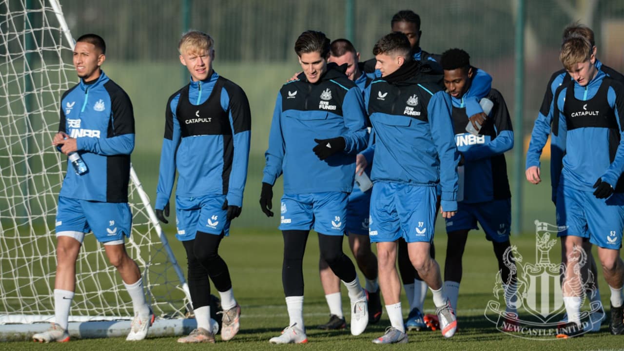 Santi Muñoz entrena con primer equipo de Newcastle de Premier League