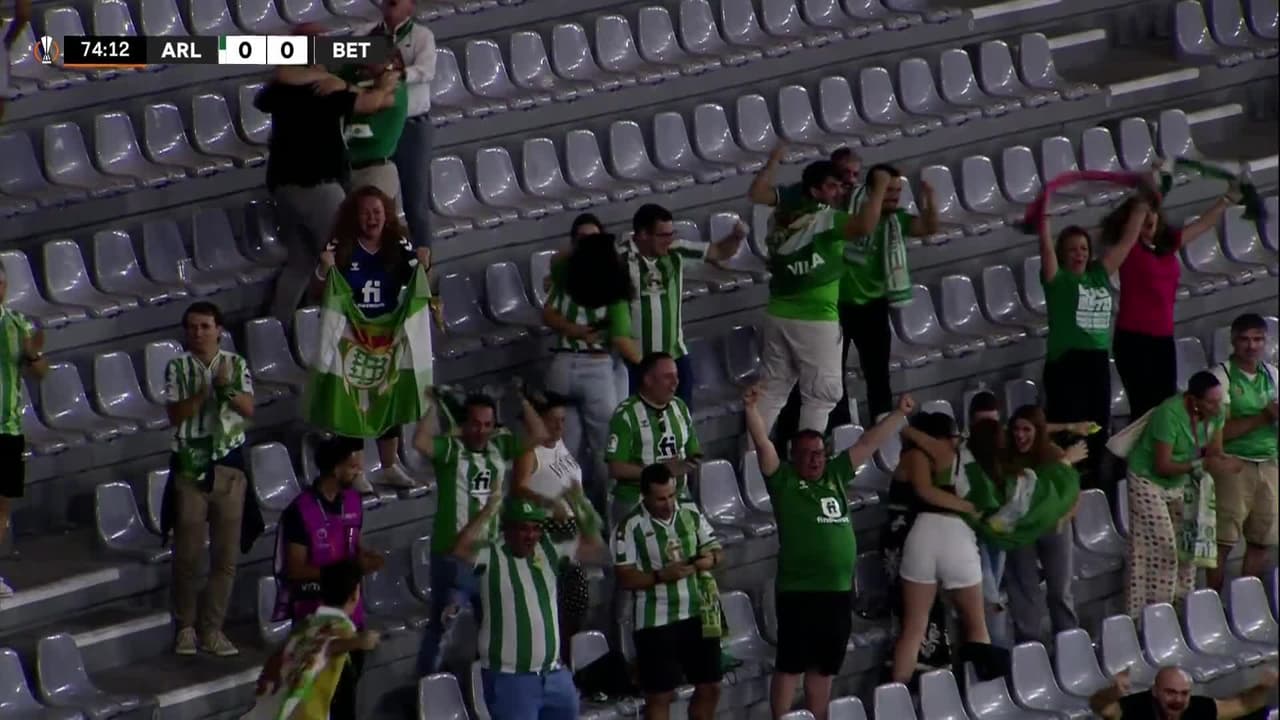 ¡CERCA! Assane Diao disparó que se estrella en el poste.