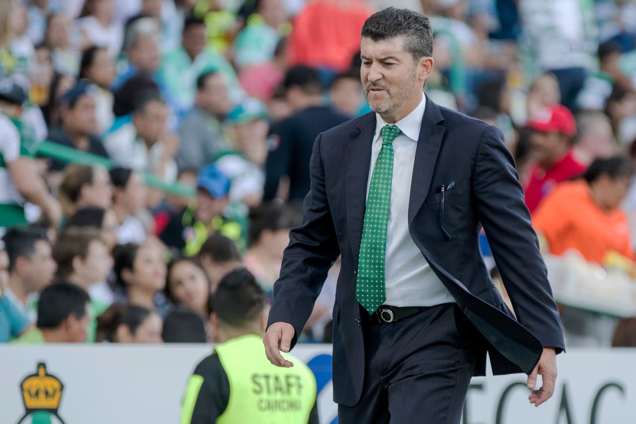 Chepo no encuentra la fórmula, a pesar de que ha movido su 11 inicial varias veces.