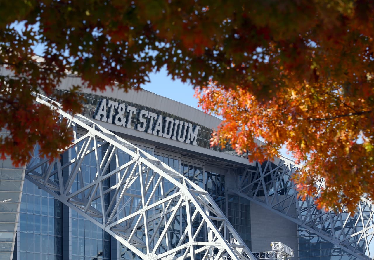 La tradición del Día de Acción de Gracias se mezcló con la fiesta del choque de Dallas Cowboys y Washington Redskins en la NFL, con mucho colorido en el AT&T Stadium en Arlington.