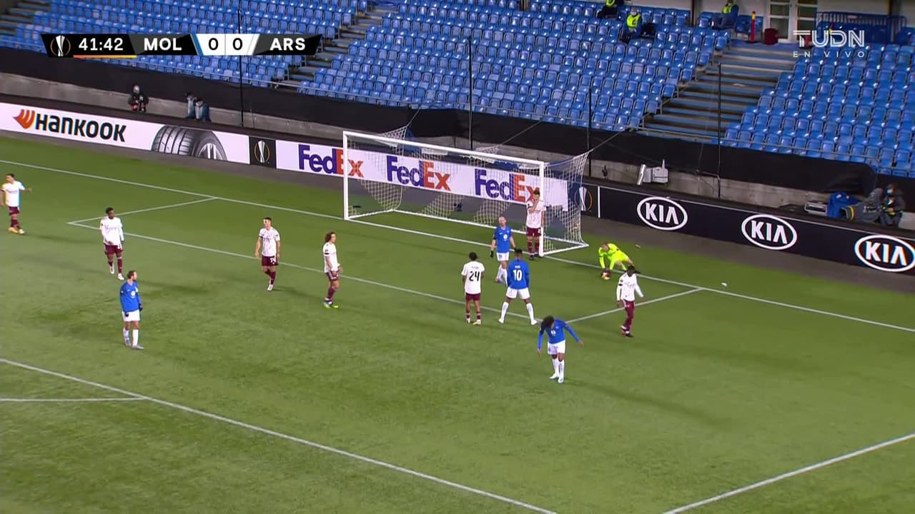 ¡TIRO ATAJADO! disparo por Leke James.