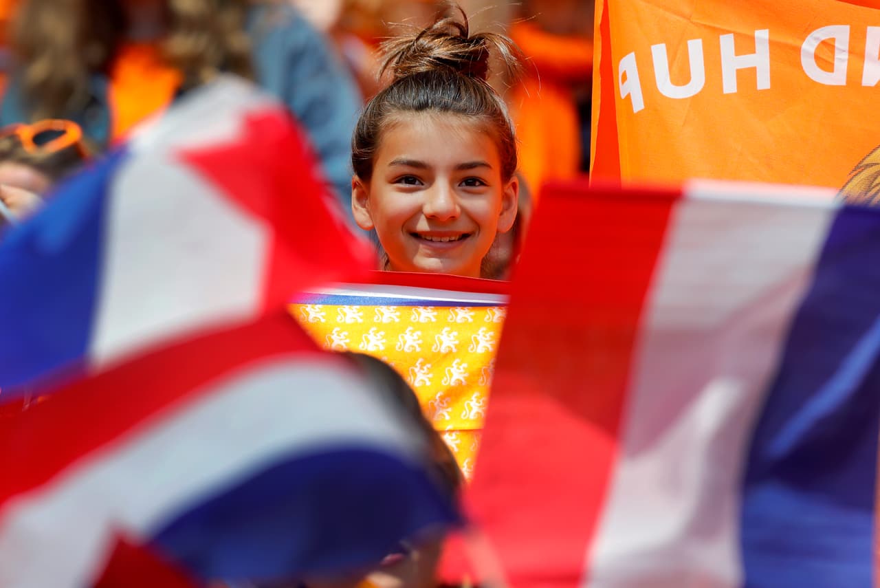 Como si estuvieran en Amsterdam, la afición holandesa se tomó Valenciennes para apoyar a su selección femenina en el segundo juego de la fase de grupos del Mundial que se disputa en Francia.