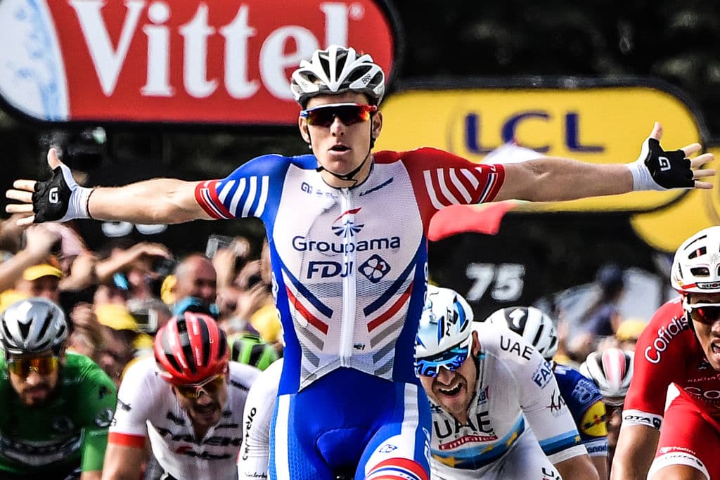 El francés Arnaud Demare (Groupama) venció con un tiempo de 3h.46.50, por delante del francés Christophe Laporte (Cofidis) y del noruego Alexander Kristoff (UAE Emirates).
