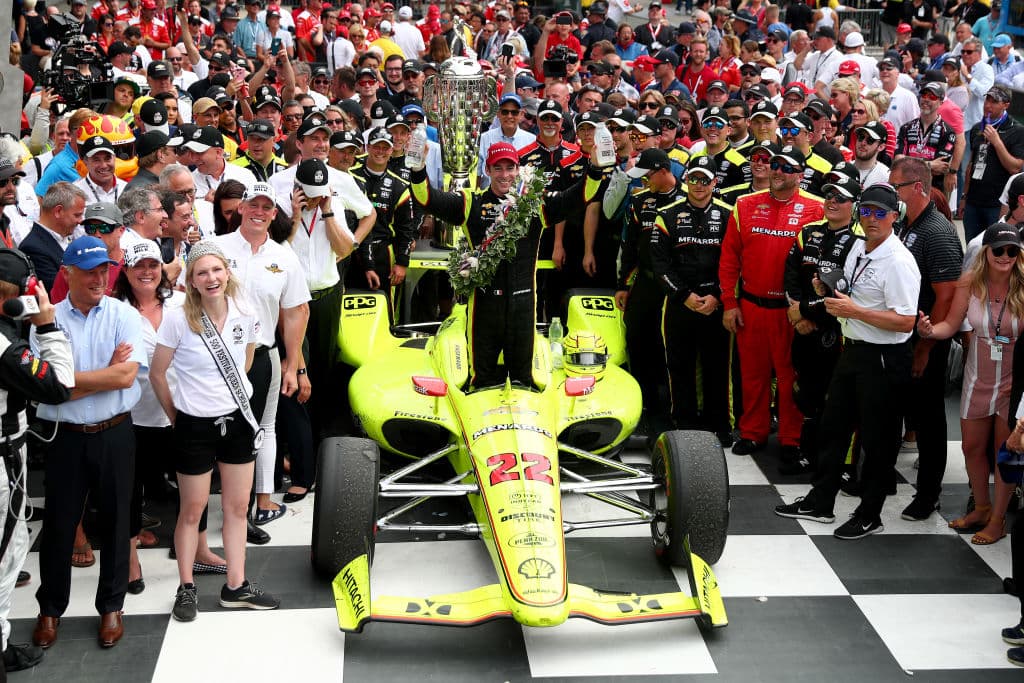 El francés Simon Pagenaud lideró en 116 de las 200 vueltas para coronarse campeón de la edición 108 de la carrera que corresponde a la IndyCar Series. Pagenaud es el primer francés desde que lo hiciera Rene Thomas en 1914. En Indianapolis se registran cinco ganadores franceses, aunque Gil de Ferran en 2003 y Gaston Chevrolet en 1920, aunque nacieron en Francia, se les tiene tomados en cuenta como de otras nacionalidades. Estas son las mejores imágenes de la carrera y los festejos de Pagenaud del equipo de Roger Penske.