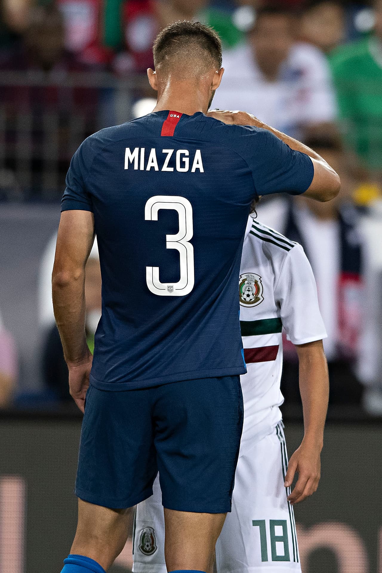 Hasta que vino el detonante del partido. El defensa central estadounidense Matt Miazga se trenzó con Lainez a los 65 minutos. El 3 se burlaba de la diferencia de estaturas.