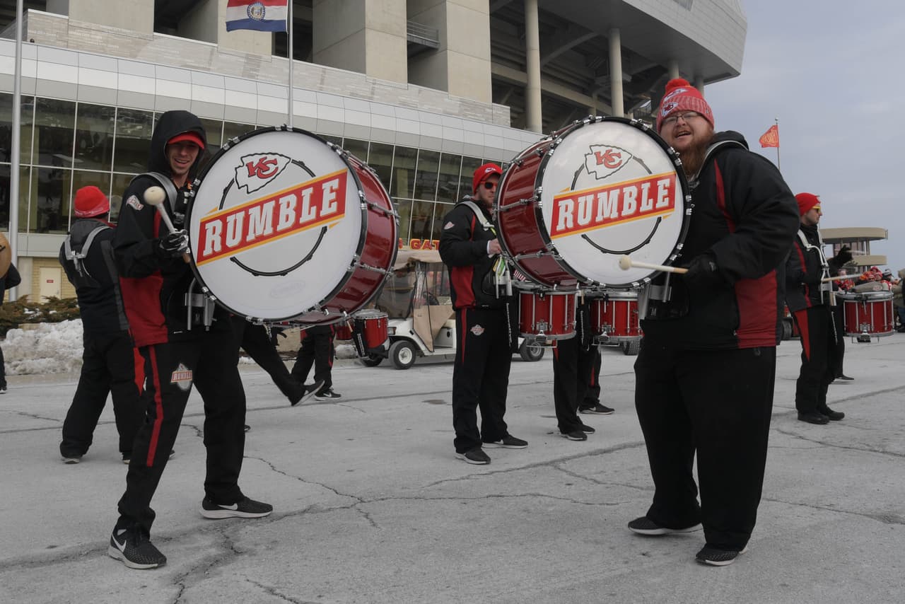 En las afueras de Arrowhead Stadium se reunieron los fanáticos de los Chiefs para entrar en calor antes de la Final de la AFC.