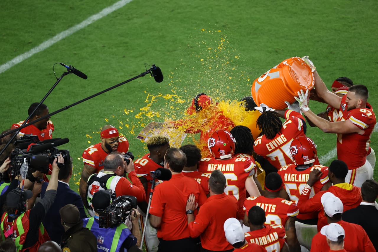 Así se presentó el festejo de los Chiefs desde los minutos finales del partido, hasta el clásico baño al head coach, Andy Reid y también la celebración con el Vince Lobardi.
