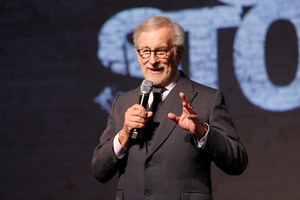 Para su primera película musical, Steven Spielberg reinventó con éxito un clásico de Broadway, mejorando tanto la caracterización como la representación.