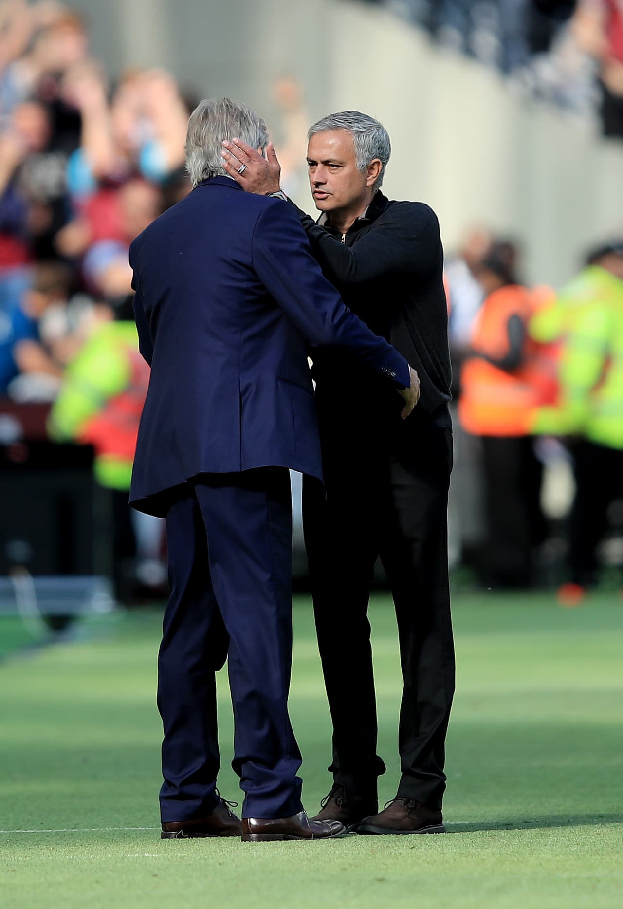 Al final, un saludo con Manuel Pellegrini y directo al túnel para esconderse de las cámaras. Para muchos, podría ser el último partido de 'Mou' como entrenador del Manchester United o el penúltimo, si en se queda y en Champions League vuelve a tropezar.