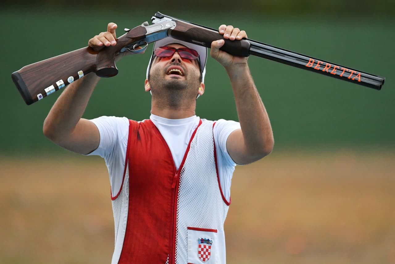 El tirador croata Josip Glasnović al ganar el oro en la competencia de tiro al plato.