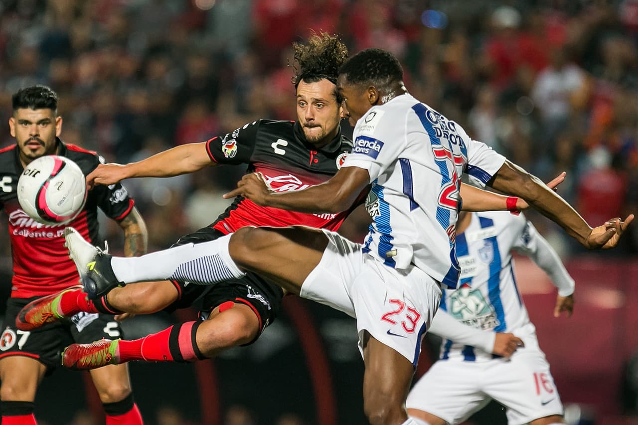 La expulsión de Víctor Guzmán al minuto 12 del primer tiempo obligó a Pachuca a realizar un doble esfuerzo defensivo.