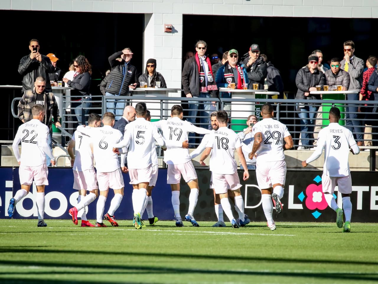 Gol de Rodolfo Pizarro, gol histórico. El primero del Inter Miami en la MLS lo hizo el mexicano y todos los jugadores acuden a celebrarlo.
