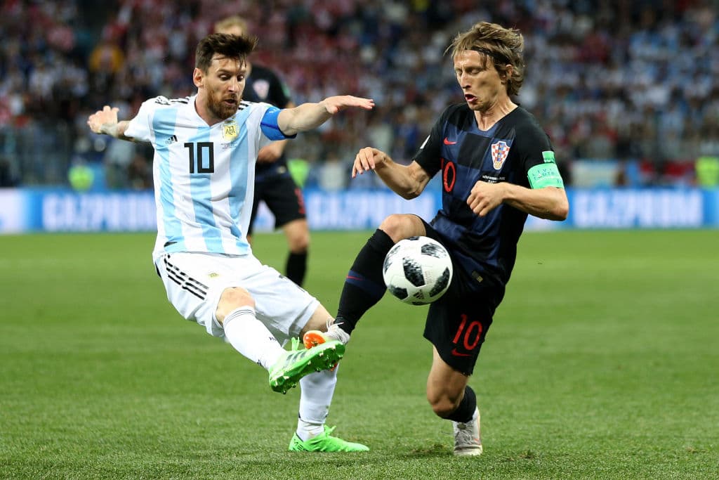 Choque de capitanes. Tanto Lionel Messi como Luka Modric (der) peleando el esférico en el centro del terreno de juego, de las raras veces que ambos astros coincidieron.