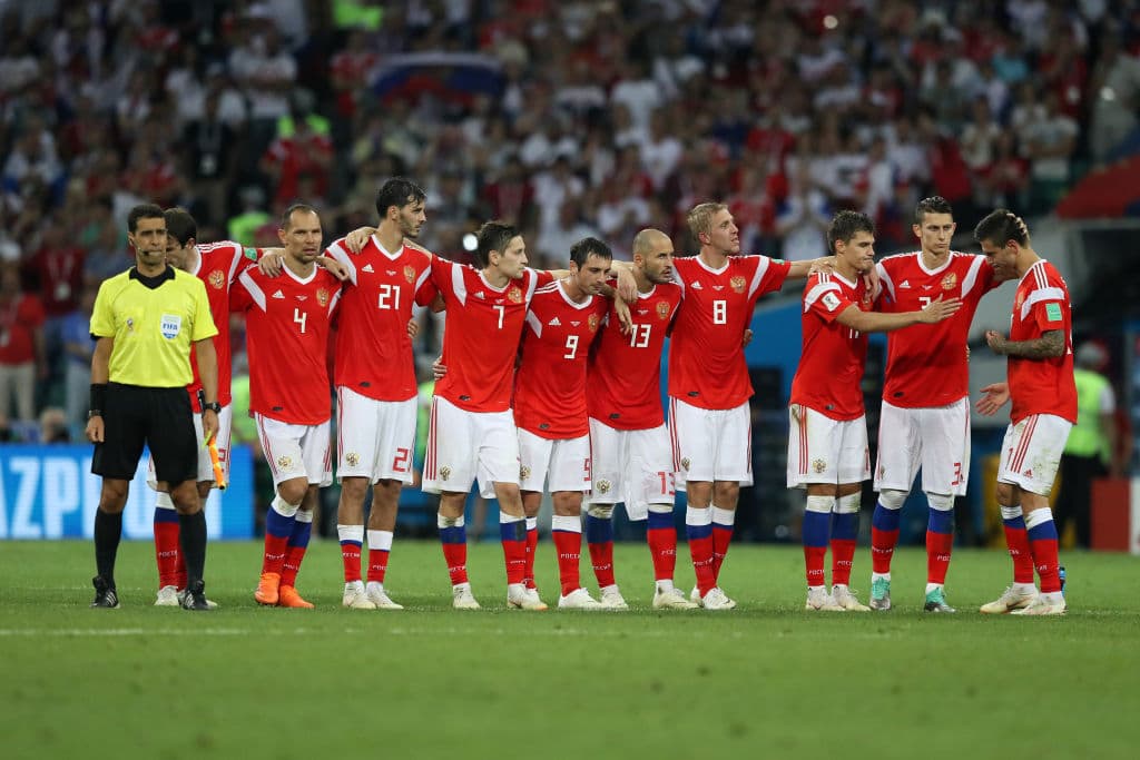 A pesar de la frustración, recibió aliento de sus compañeros de equipo luego del fallo.