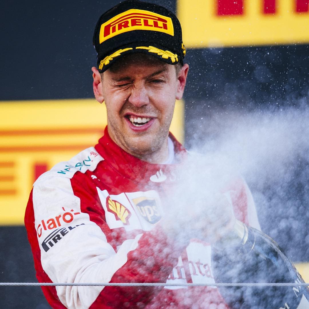 Sebastian Vettel es el piloto que llegó a la Fórmula 1 en 2007 para destrozar récords: fue el piloto más joven en correr un Gran Premio, marcar una pole, lograr una victoria, su primer, segundo, tercer y cuarto título mundial. Recién este año Max Verstappen le quitó algunas de esas marcas. El alemán de 29 años tiene 42 triunfos sobre 175 competencias disputadas.