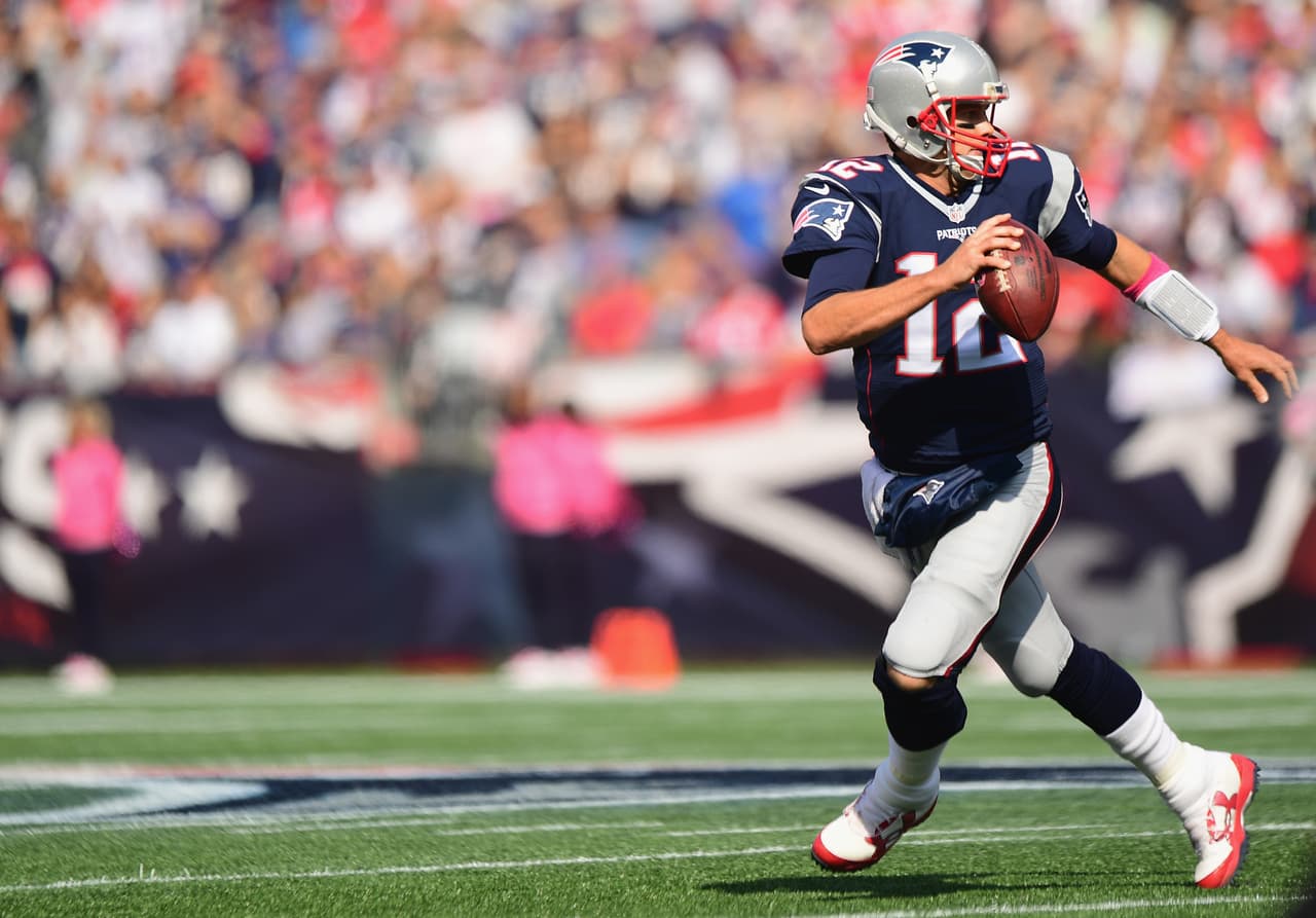 <a href="http://www.nfl.com/player/tombrady/2504211/profile" target="_blank"><b>Tom Brady, QB – New England Patriots</b></a>
<br>Nada de oxidado, Brady tuvo su segundo juego tras su suspensión de cuatro, superando las 300 yardas y con tres TDs en cada juego, esta vez lo hizo ante Cincinnati, el mariscal de 17 temporadas acabó con la defensiva profunda de los Bengals al pasar para 376 yardas y tres pases de anotación.