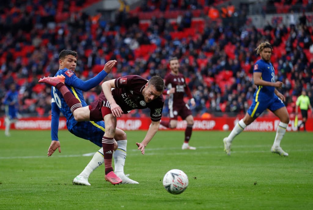 El solitario gol de Youri Tielemasns y la enorme figura de Kasper Smeichel en al portería, le dan el primer título de FA Cup en su historia al Leicester City.