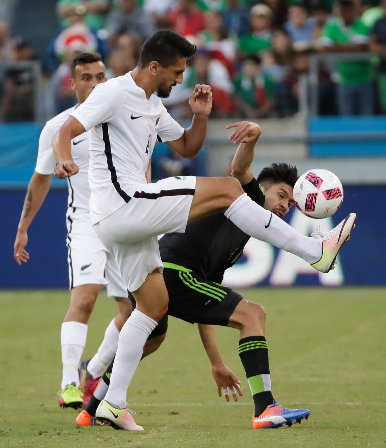 Los neocelandeses sorprendieron en el arranque de la segunda parte. Deklan Wynne llegó por la banda izquierda y envió un centro a Rojas, quien apenas encaminó con pierna derecha para provocar el empate.