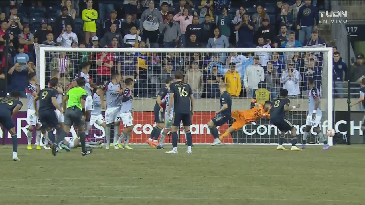 ¡Le saca pintura al palo! Disparo de Carranza que se va apenas a un lado