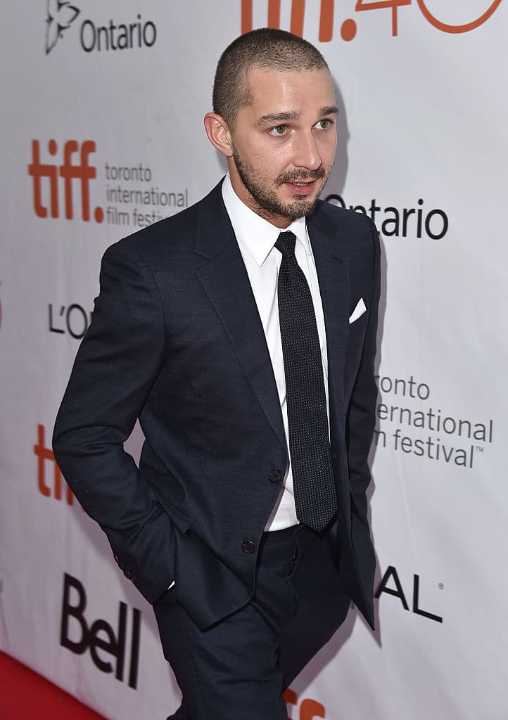 Kale empieza a sentir que la casa se le cae encima y acaba convirtiéndose en un mirón que sigue con interés hasta los más pequeños acontecimientos que puede observar desde las ventanas. Un día comienza a sospechar que uno de sus vecinos es un asesino en serie.
<br>