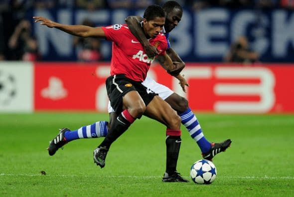 Tenían que hacer de todo para contener a los jugadores del 'Man-U', incluso agarrarlos por el cuello.