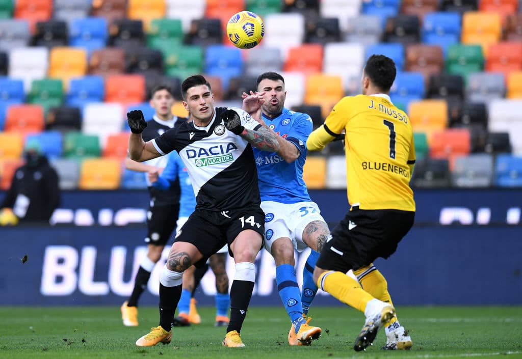 Napoli derrota 1-2 al Udinese y supera a la Juve de manera momentánea en la tabla general. El gol de Bakayoko salvó a los de Gattuso en los últimos minutos. El mexicano 'Chucky' Lozano fue titular y disputó los 90 minutos del encuentro.