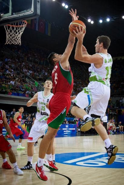 El cuadro europeo dominó desde el arranque del partido, donde llegó a estar 20-4 en el primer periodo.