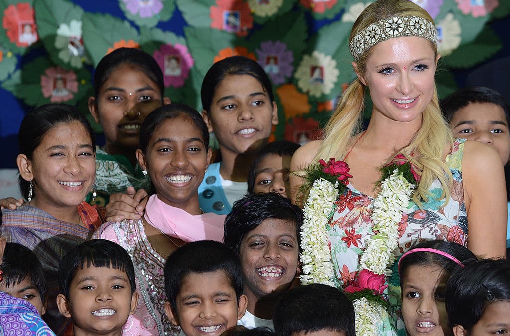 Paris siempre ha sido multifacética, se ha dedicado a la caridad, es empresaria, modelo, DJ y actriz. A pesar de ser heredera de una fortuna, ella no para y siempre busca innovar.