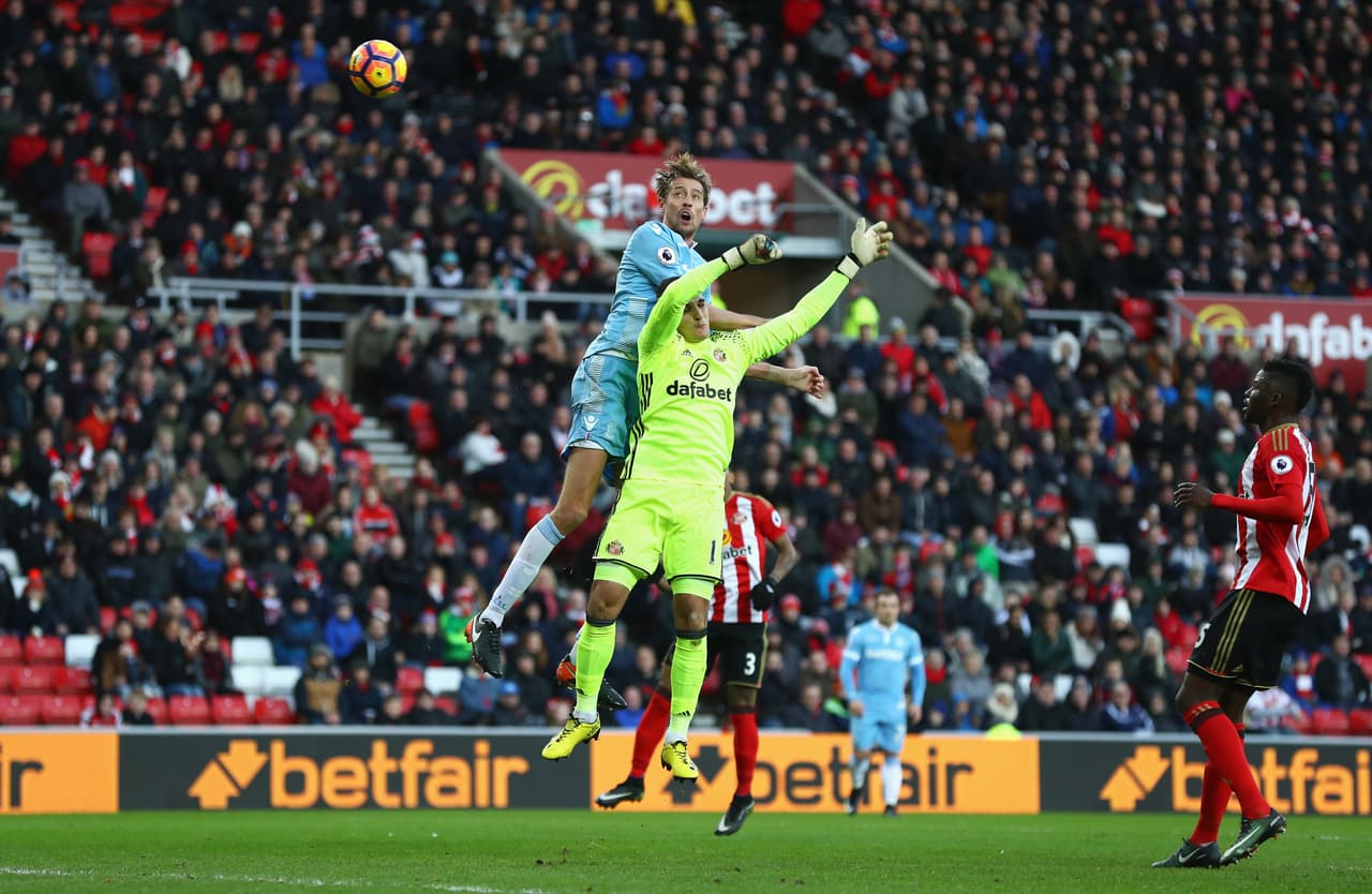 El inglés Peter Crouch vive una situación diferente a la de Coupet. Con 2,01 metros de altura, este delantero sobresale en la Premier League. Su condición le ayuda en el juego aéreo, pero a pesar de lo que se podría pensar tiene buena condición técnica.